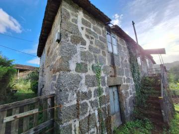 CASA Y PARCELA URBANIZABLE LEIRO