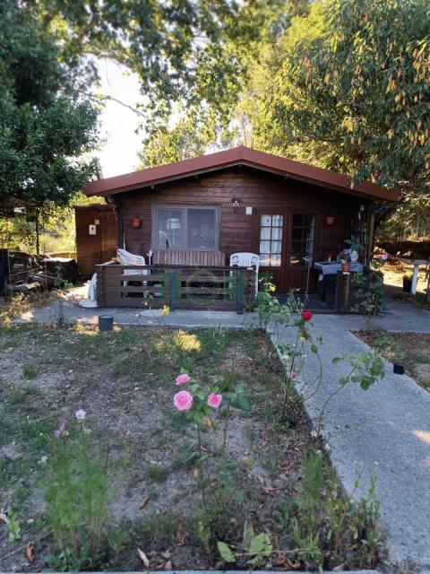 casa de madera con finca