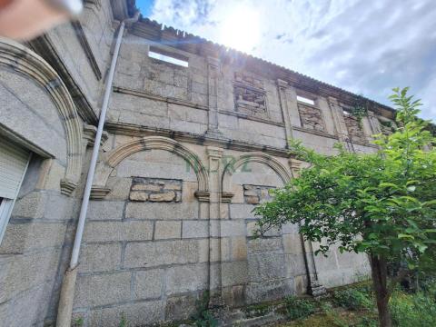 IMPRESIONANTE EDIFICIO Y CASAS EN CORAZON DE RIBADAVIA