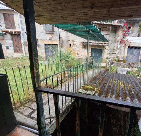 Casa con patio y fincas en Leiro