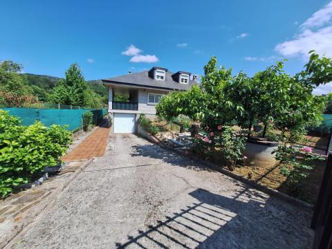 IMPRESIONANTE CHALET EN LEIRO