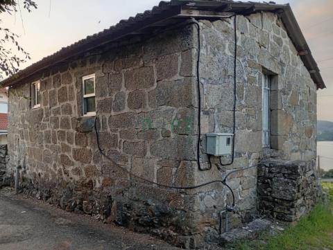 CSSA PIEDRA CON FINCA EN CASTRELO MIÑO