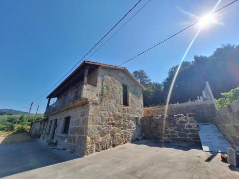 CHALET DE PIEDRA CON FINCA EN LEIRO