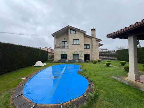 Chalet en San Cibrao das Viñas, a solo 4 kilómetros de Orense, es un refugio único donde la elegancia se fusiona con la funcionalidad.