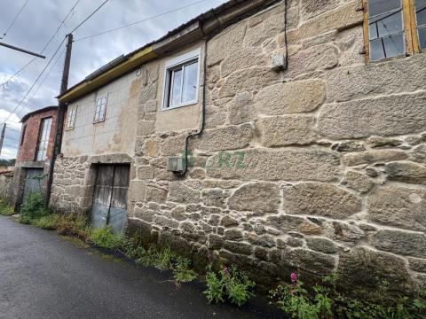 casa de piedra con un encanto rústico