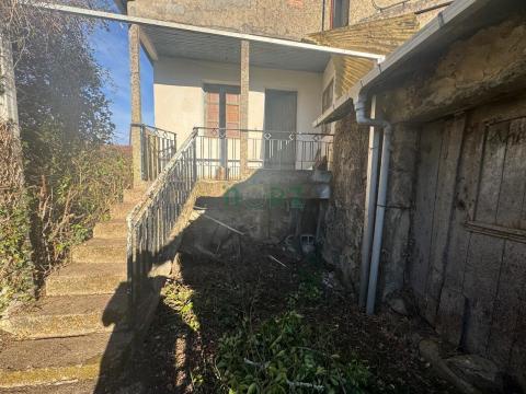 Casa de dos plantas con terreno y garaje en un pueblo de Cartelle