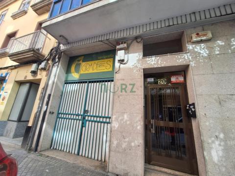 local luminoso en Couto